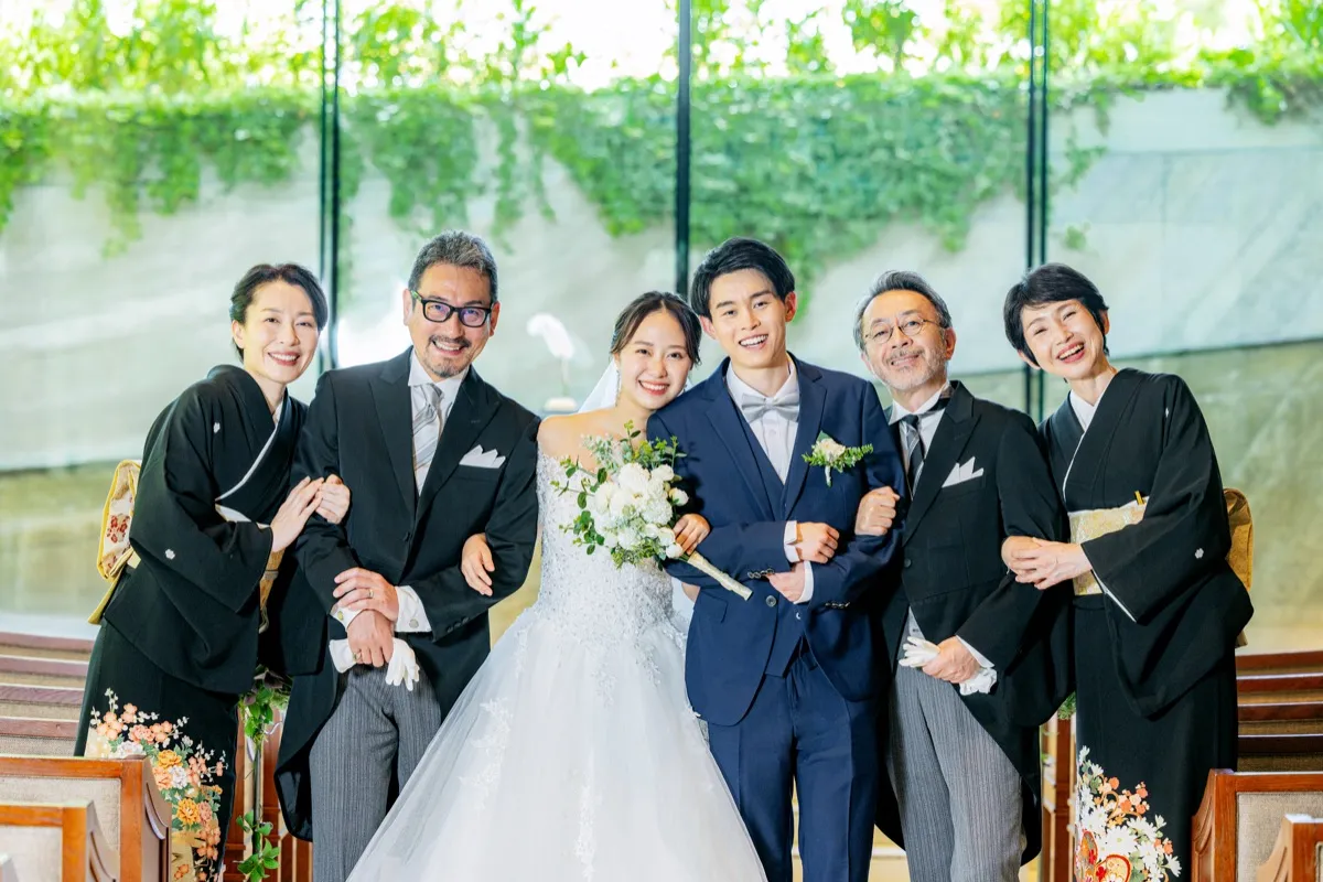 家族に囲まれた新郎新婦