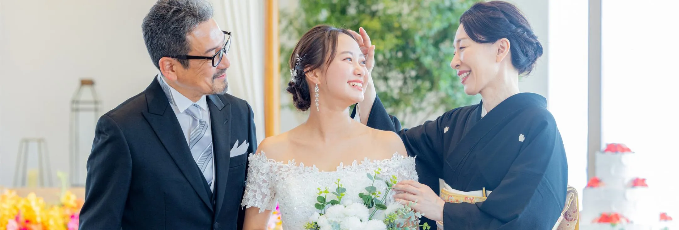 家族と過ごす結婚式の花嫁