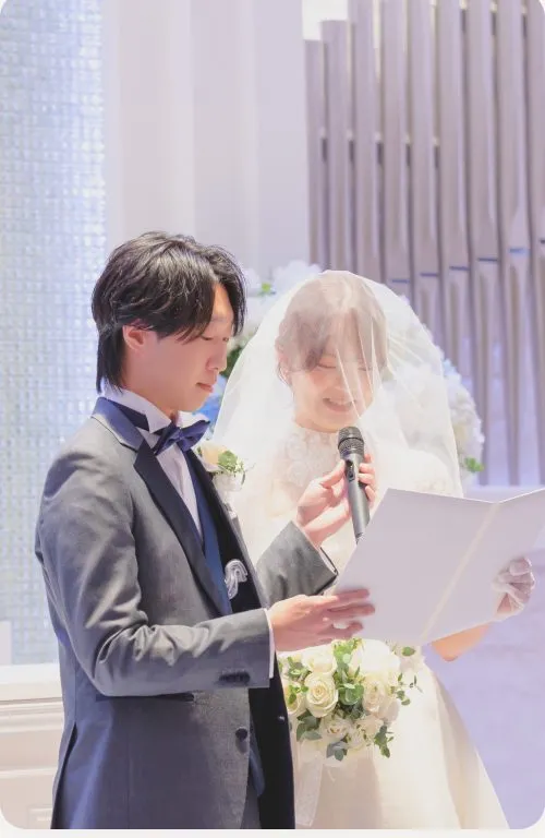 人前式で誓いを読む新郎新婦
